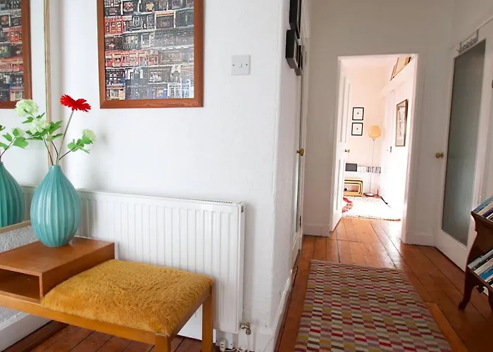 Joivy Bright Flat With Workspace In New Town